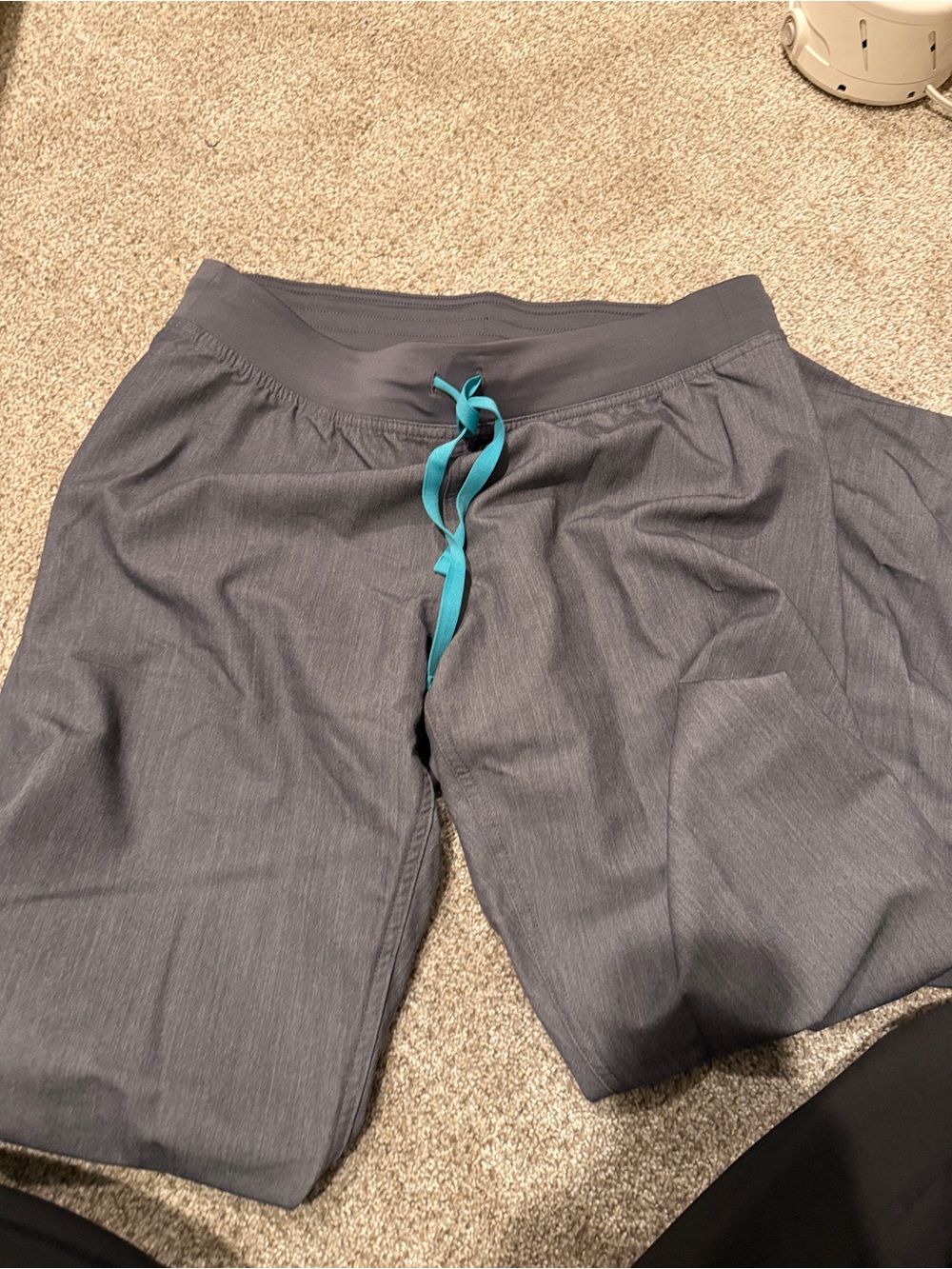 Fig’s women’s graphite Livingston scrub pants